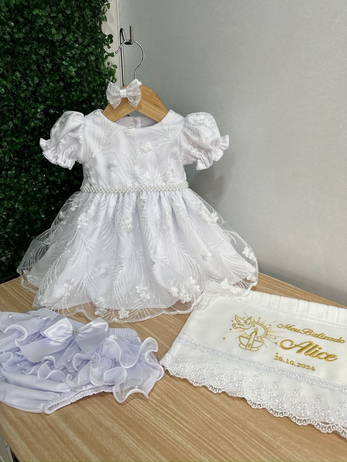 Garb Atelier Vestido Batizado em Renda, Cinto em Pérolas roupa